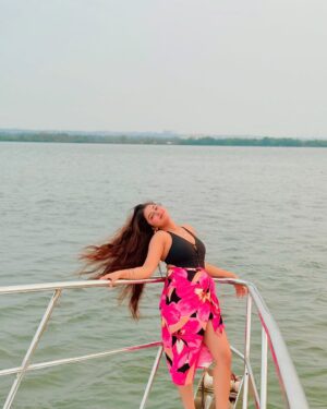ketaki tanwar Instagram - the sea and meš§š¼āāļø
.
.
#yacht #instagram #ootd