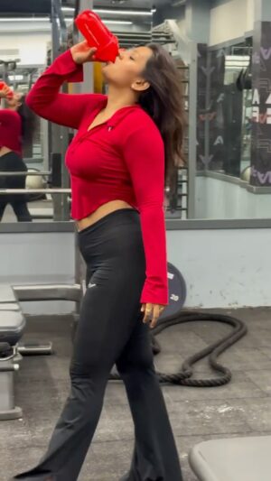khushi Gupta Instagram - Name chale babyyā¤ļøāš„š¦
.
.
.
..
.
.
#trendingreels #viralreels #gymlife #explore #fitnessmotivation #viral #reels #gymmotivation #fitnessmodel #trending