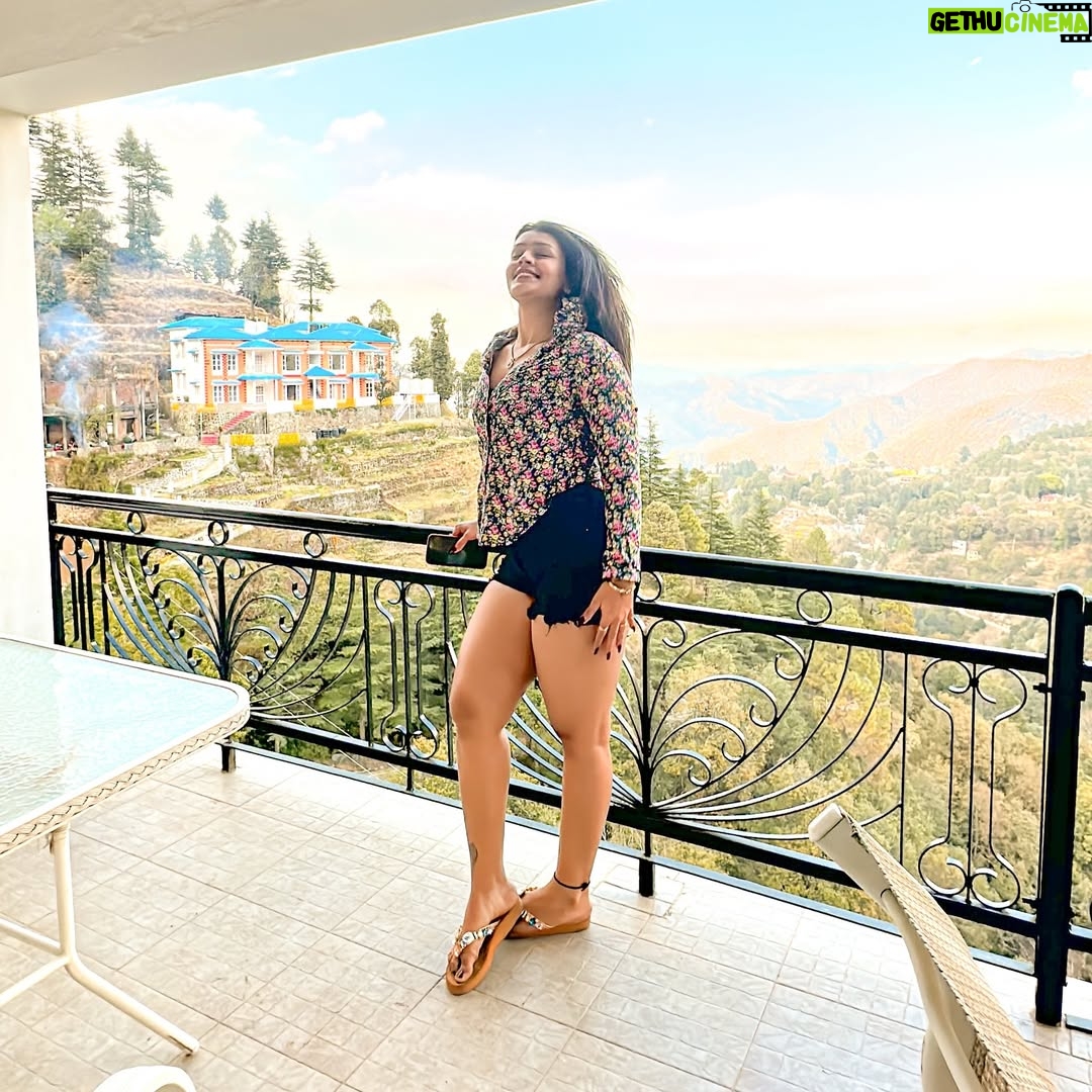 khushi Gupta - 27.5K Likes - No rizz just seductive eyes, a pretty face and multiple personalities🔥