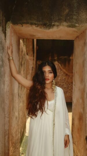 khushi karki Instagram - white is my new favourite now š¤
PR: @_anushkapuri_
Wearing: @nayaabbyprince
Jewels: @opasa.jewellery