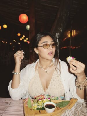khushi karki Instagram - Weekend mood. @tomatoesmorjim @socialswitch.in