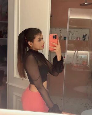 mili kya mili Instagram - On Wednesdays we wear Pink🐷
.
.
.
.
.
#explore #explorepage #mirrorselfie #pink