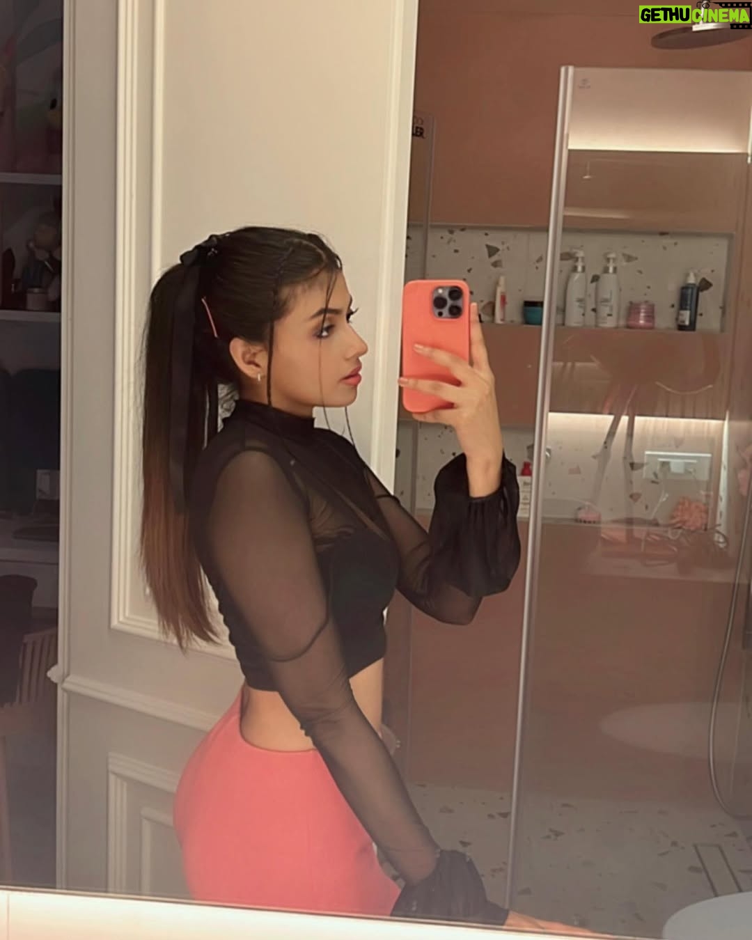mili kya mili - 69.9K Likes - On Wednesdays we wear Pink🐷
.
.
.
.
.
#explore #explorepage #mirrorselfie #pink