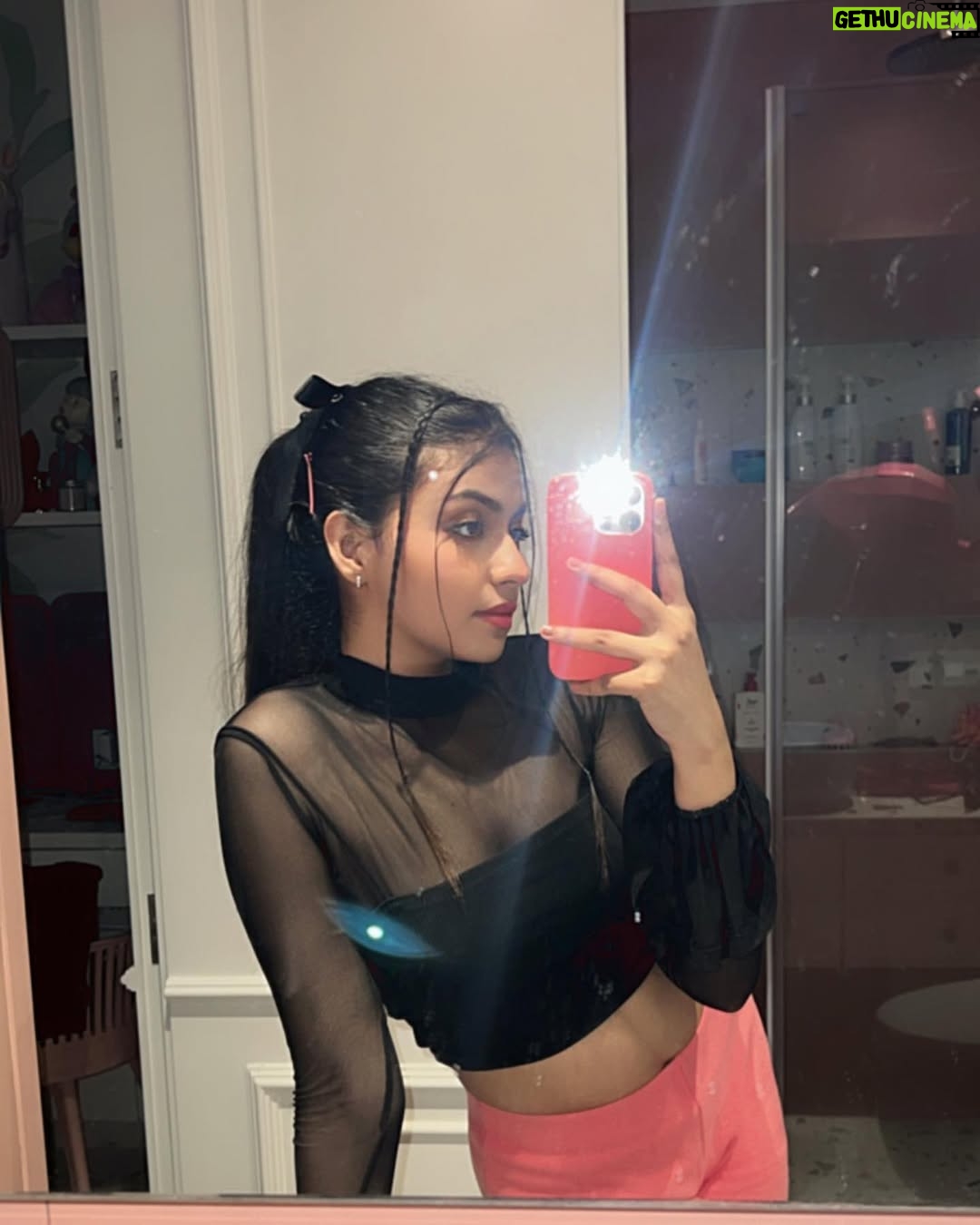 mili kya mili - 69.9K Likes - On Wednesdays we wear Pink🐷
.
.
.
.
.
#explore #explorepage #mirrorselfie #pink