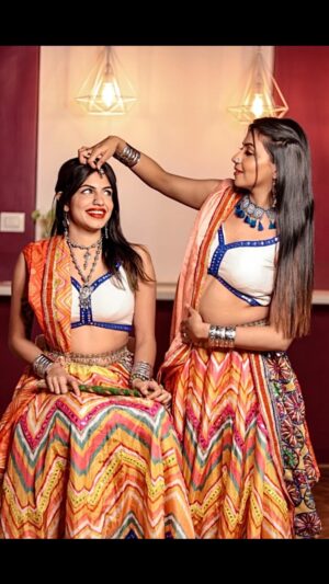 mili kya mili Instagram - Are you set for Navratri tooo?? 💃🏻✨
🎥 @prafath_raj
.
.
.
#navratri #navratrispecial #navratri2023 #sharkshe #milikyamili #dandiya #parihoonmain