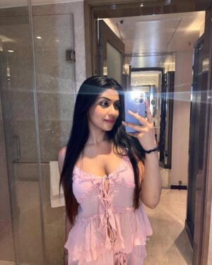 mili kya mili Instagram - Living the barbie vibe in S8ul Gaming Festival 🎀🚀