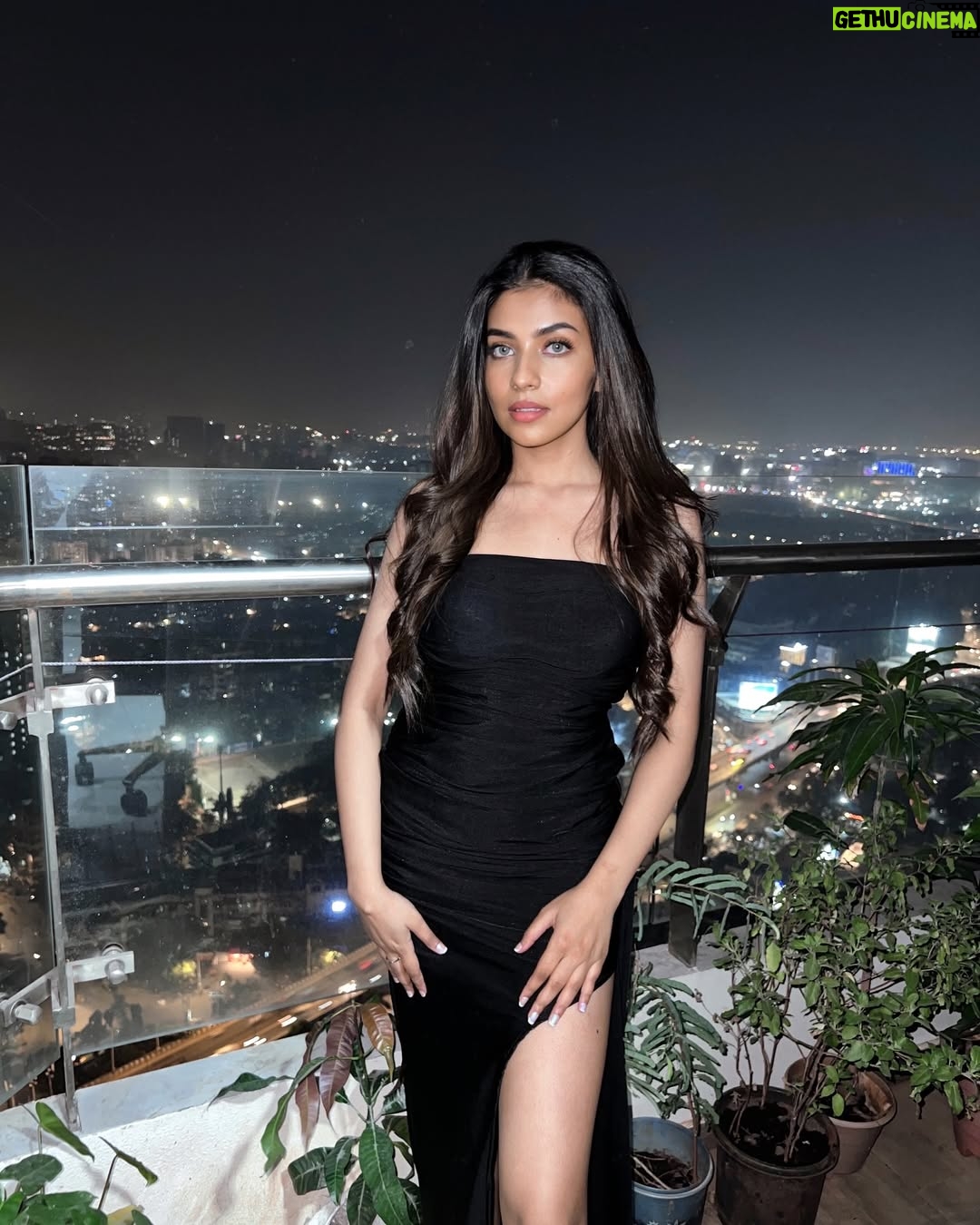 mili kya mili - 52.7K Likes - ⚠️Warning: 2025 me is 100% extra 💁‍♀️