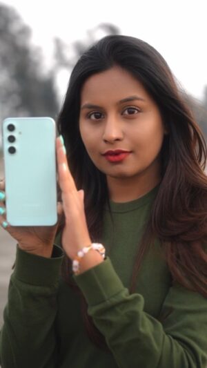 nisha Gupta Instagram - Can't take My eyes off from my @samsungindia
S23 FE in love wirh this ❤️ 

#Collaboration
#GalaxyS23FE #EpicStartsHere #Samsung
@samsungindia