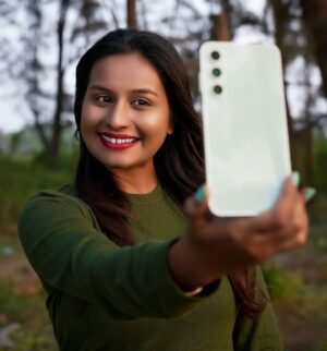 nisha Gupta Instagram - Can't take My eyes off from my @samsungindia
S23 FE in love wirh this ❤️ 

#Collaboration
#GalaxyS23FE #EpicStartsHere #Samsung
@samsungindia