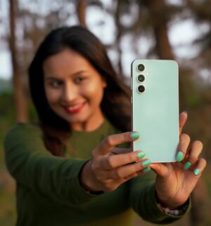 nisha Gupta Instagram - Can't take My eyes off from my @samsungindia
S23 FE in love wirh this ❤️ 

#Collaboration
#GalaxyS23FE #EpicStartsHere #Samsung
@samsungindia