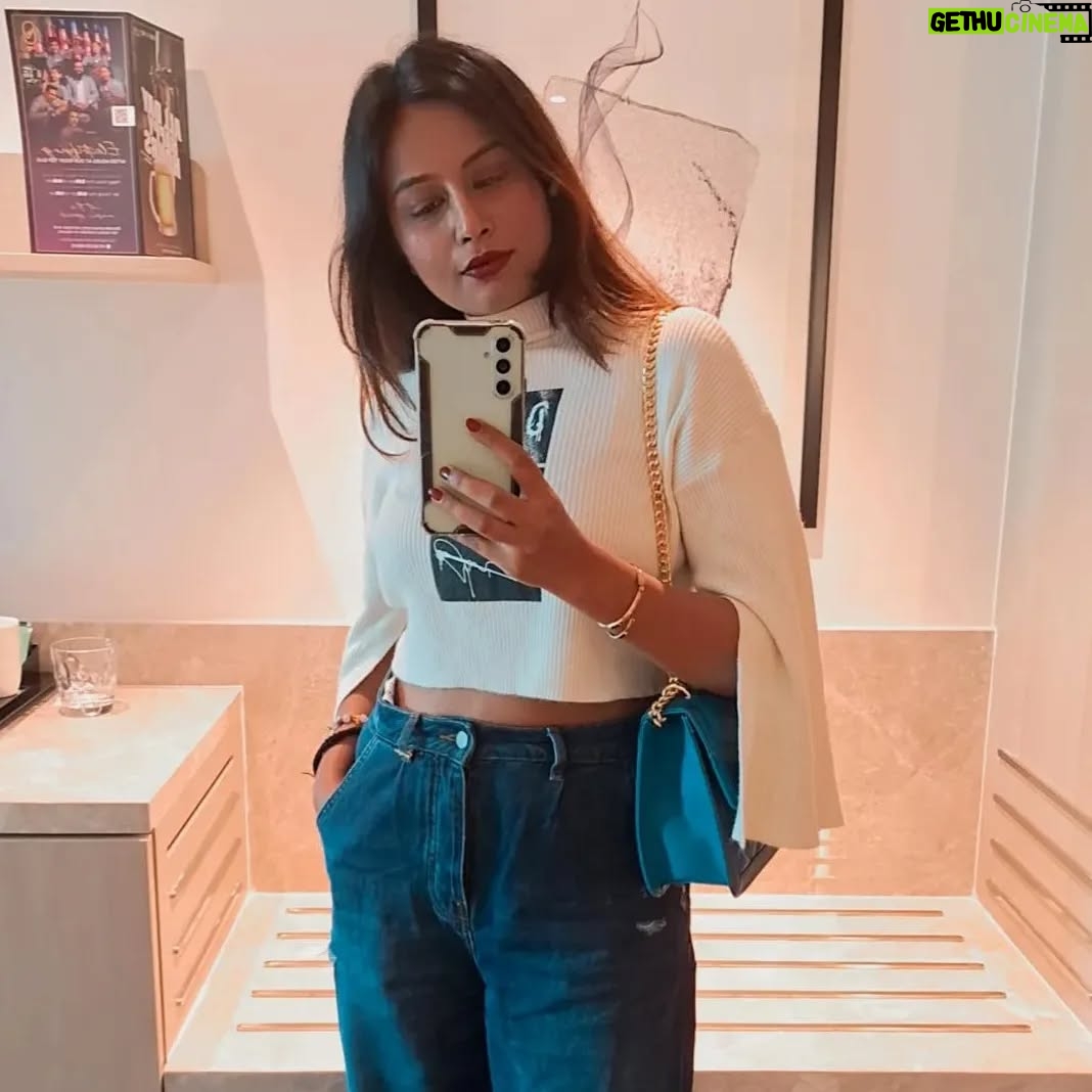 nisha Gupta - 3.9K Likes - Mirror Selfie is Best 💕

.
.
.
#Selflove#mirrorselfie#loveyourself#nishagupta#Itsnishagupta#metime#selfie