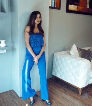 nisha Gupta Instagram - In today's life do exactly opposite from what other's are doing it will make sense read it again don't be a follower 💙

#itsnishagupta#mepost#viral#lovemyself #quotes#selfmotivationquotes