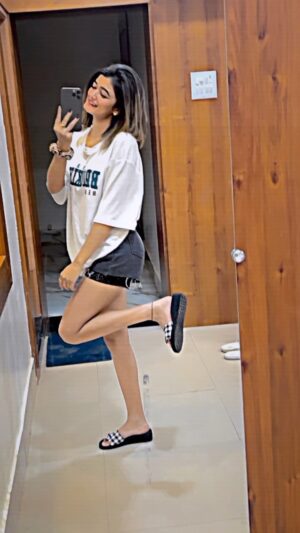pikkachu girl Instagram - Bura lga 😈….. @pikkachu_girl
.
.
.
.
.
.
.
.
#reels #viral #trending #foryou #makeupartist #trendingreels #reelitfeelit @hiddengirl240