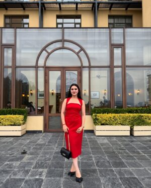 sheenam rajta Instagram - 🌶️💫
.
.
.
.
.
.
.
.
#birthday#birthdaycakes#reddress#oberoi#wildflowerhall#birthdaypartyfun