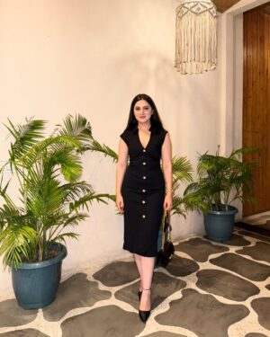 sheenam rajta Instagram - That summer glow 💫
.
.
.
.
.
.

#ootdfashion#ootdinspiration#fashionblogger#influencer#pastelcolors#summerfashion#summervibes#picoftheday#instadailyphoto#zaradress#zarajeans#zaracroptop#urbanic#dress#winter#coordset