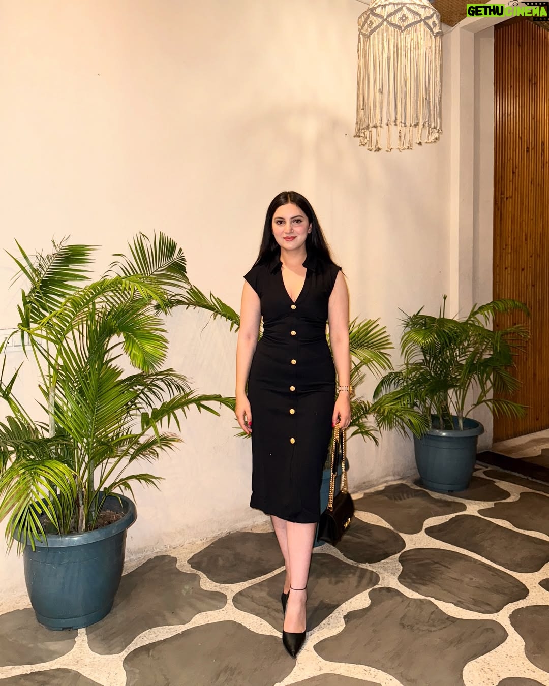 sheenam rajta - 2.3K Likes - That summer glow 💫
.
.
.
.
.
.

#ootdfashion#ootdinspiration#fashionblogger#influencer#pastelcolors#summerfashion#summervibes#picoftheday#instadailyphoto#zaradress#zarajeans#zaracroptop#urbanic#dress#winter#coordset