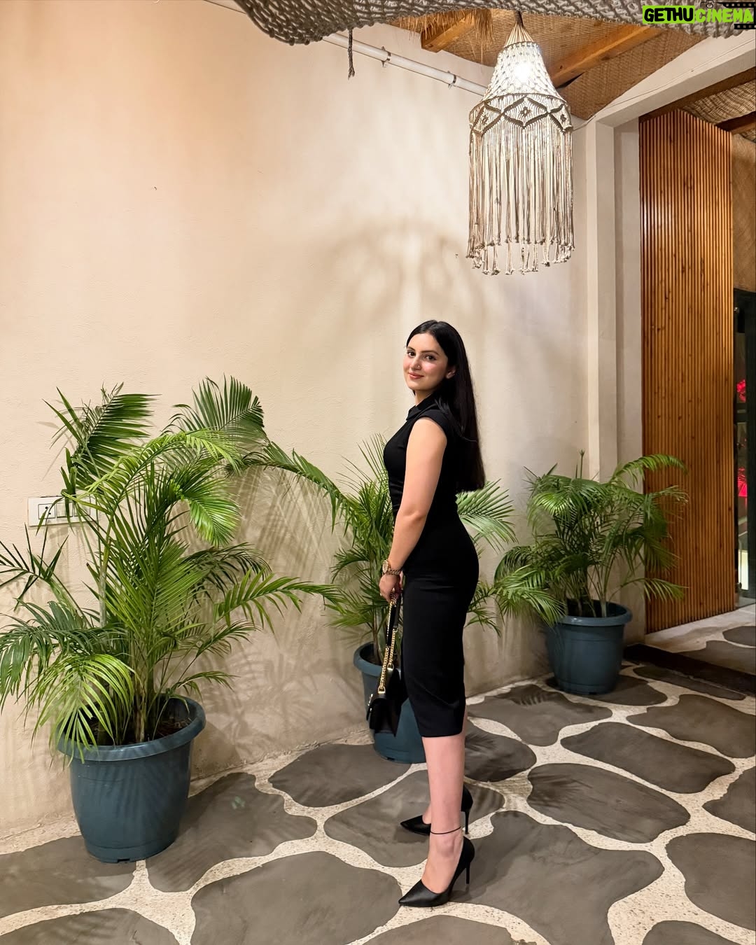 sheenam rajta - 2.3K Likes - That summer glow 💫
.
.
.
.
.
.

#ootdfashion#ootdinspiration#fashionblogger#influencer#pastelcolors#summerfashion#summervibes#picoftheday#instadailyphoto#zaradress#zarajeans#zaracroptop#urbanic#dress#winter#coordset