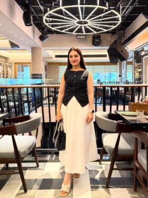 sheenam rajta Instagram - Leveling up, looking good, loving myself, letting things be 🖤🤍
.
.

.
.
.
.

#ootdfashion#ootdinspiration#fashionblogger#influencer#pastelcolors#summerfashion#summervibes#picoftheday#instadailyphoto#zaradress#zarajeans#zaracroptop#urbanic#dress#winter#coordset