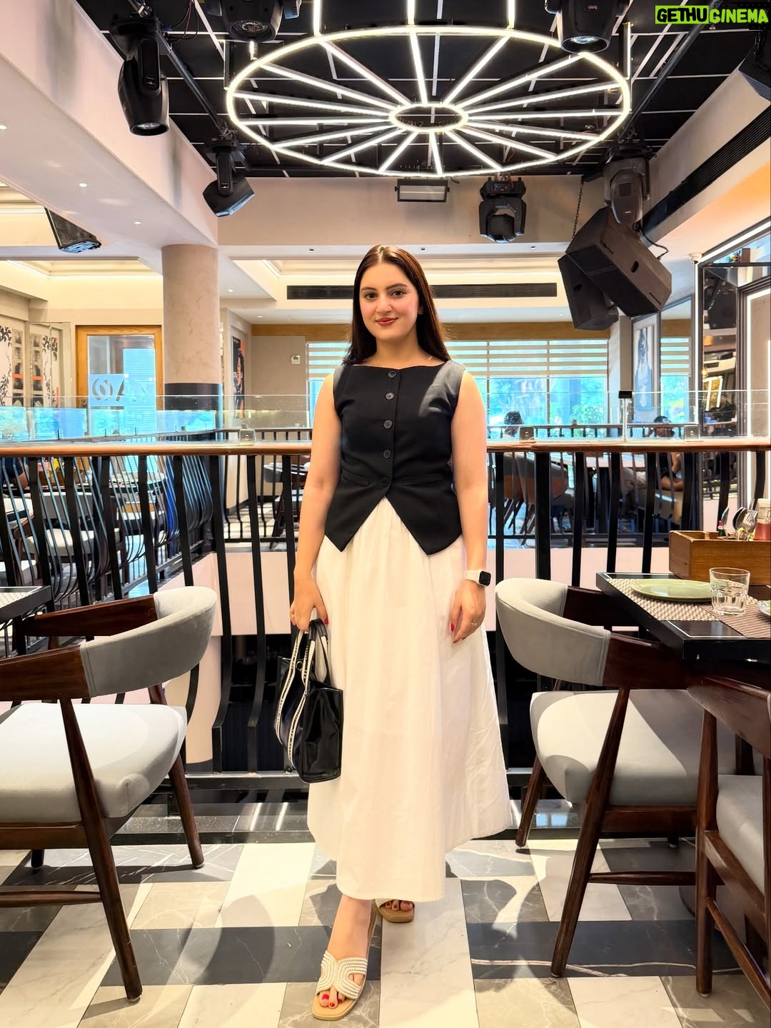 sheenam rajta - 2.4K Likes - Leveling up, looking good, loving myself, letting things be 🖤🤍
.
.

.
.
.
.

#ootdfashion#ootdinspiration#fashionblogger#influencer#pastelcolors#summerfashion#summervibes#picoftheday#instadailyphoto#zaradress#zarajeans#zaracroptop#urbanic#dress#winter#coordset