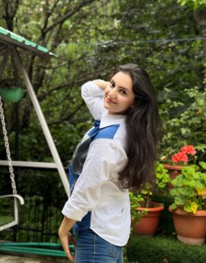 sheenam rajta Instagram - 💙 🤍 
.
.
.
.
.
.

#collab #ootdfashion#ootdinspiration#fashionblogger#influencer#pastelcolors#summerfashion#summervibes#picoftheday#instadailyphoto#zaradress#zarajeans#zaracroptop#urbanic#dress#winter#coordset