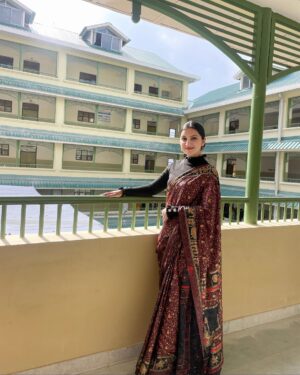 sheenam rajta Instagram - Six yards of elegance ✨🫶
.
.
.
.
.
.
.

#trendingreels#snatched#trend#explore#fyp#influencer#makeupartist#makeuptransition#makeupartist#daylook#sleekhair#contentcreator#glambysheen#makeupartistshimla#pinklips#shimmeryeyes#eyelashes#fakelashes#blush#highlighter#dewylook#assistantprofessor#professor#teacher#college