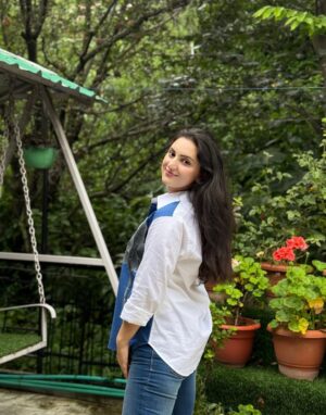 sheenam rajta Instagram - 💙 🤍 
.
.
.
.
.
.

#collab #ootdfashion#ootdinspiration#fashionblogger#influencer#pastelcolors#summerfashion#summervibes#picoftheday#instadailyphoto#zaradress#zarajeans#zaracroptop#urbanic#dress#winter#coordset