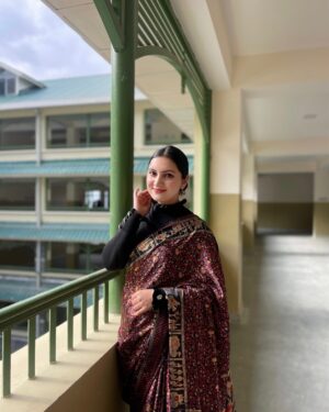 sheenam rajta Instagram - Six yards of elegance ✨🫶
.
.
.
.
.
.
.

#trendingreels#snatched#trend#explore#fyp#influencer#makeupartist#makeuptransition#makeupartist#daylook#sleekhair#contentcreator#glambysheen#makeupartistshimla#pinklips#shimmeryeyes#eyelashes#fakelashes#blush#highlighter#dewylook#assistantprofessor#professor#teacher#college