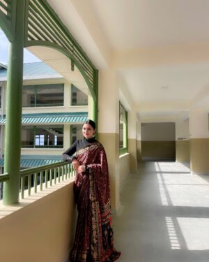 sheenam rajta Instagram - Six yards of elegance ✨🫶
.
.
.
.
.
.
.

#trendingreels#snatched#trend#explore#fyp#influencer#makeupartist#makeuptransition#makeupartist#daylook#sleekhair#contentcreator#glambysheen#makeupartistshimla#pinklips#shimmeryeyes#eyelashes#fakelashes#blush#highlighter#dewylook#assistantprofessor#professor#teacher#college