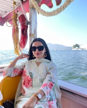 sheenam rajta Instagram - 🌊 🫶
.
.
.
.
.
.

#ootdfashion#ootdinspiration#fashionblogger#influencer#pastelcolors#summerfashion#summervibes#picoftheday#instadailyphoto#zaradress#zarajeans#zaracroptop#urbanic#dress#udaipur#cityoflakes#Ambrai#ambraighat#rajasthan#citypalaceudaipur#jagmandirpalace