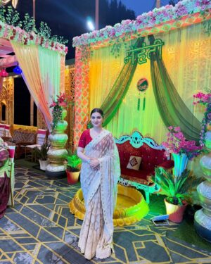 sheenam rajta Instagram - Draped in tradition, adorned with grace 💫
.
.
.
.
.
.
.

#indianweddingbuzz#sareedraping#sareefashion#ethnic#weddingready