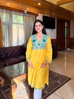 sheenam rajta Instagram - Just here to brighten up your feed 💛
.
.
.
.
.
.

.
#houseofkari#indianoutfit#yellowsuit#cottonsuit#threadworkembroidery