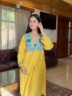 sheenam rajta Instagram - Just here to brighten up your feed 💛
.
.
.
.
.
.

.
#houseofkari#indianoutfit#yellowsuit#cottonsuit#threadworkembroidery