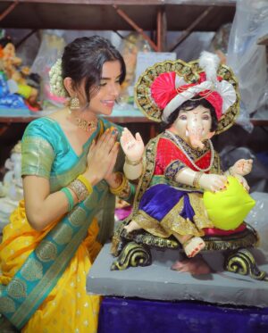 shraddha Gangadhar Pawar Instagram - वाट पाहता बाप्पा तुझी वर्ष कधी सरले आता तुझया आगमनाला थोडे दिवस उरले. 🥹❤️
.
.
.
.
Captured by @_abhi__photography___ 🔥
Kalakar - @samarth_krupa_kala_mandir 🔥
.
.
.
.
.
.
.
.
.
.
.
.
.
.
.
.
.
.
.
.
.
.
.
.
.
.
#ganpatibappa #morya #instagood #kalubai #instagram #instadaily #explorepage #explore #trending #trend #photoshoot #photooftheday #photography #viral #viralpost #kbye