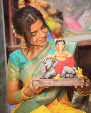 shraddha Gangadhar Pawar Instagram - वाट पाहता बाप्पा तुझी वर्ष कधी सरले आता तुझया आगमनाला थोडे दिवस उरले. 🥹❤️
.
.
.
.
Captured by @_abhi__photography___ 🔥
Kalakar - @samarth_krupa_kala_mandir 🔥
.
.
.
.
.
.
.
.
.
.
.
.
.
.
.
.
.
.
.
.
.
.
.
.
.
.
#ganpatibappa #morya #instagood #kalubai #instagram #instadaily #explorepage #explore #trending #trend #photoshoot #photooftheday #photography #viral #viralpost #kbye