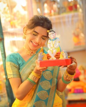 shraddha Gangadhar Pawar Instagram - वाट पाहता बाप्पा तुझी वर्ष कधी सरले आता तुझया आगमनाला थोडे दिवस उरले. 🥹❤️
.
.
.
.
Captured by @_abhi__photography___ 🔥
Kalakar - @samarth_krupa_kala_mandir 🔥
.
.
.
.
.
.
.
.
.
.
.
.
.
.
.
.
.
.
.
.
.
.
.
.
.
.
#ganpatibappa #morya #instagood #kalubai #instagram #instadaily #explorepage #explore #trending #trend #photoshoot #photooftheday #photography #viral #viralpost #kbye