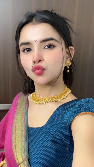 shraddha Gangadhar Pawar Instagram - मि मुलगी मराठी बाय😌🌷
#reels #marathi #marathisong #songs #foryoupage #trendingreels #reelsinstagram #trending #viralvideos #reels #viral #reelkarofeelkaro #reelitfeelit #reelexplore