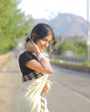 shraddha Gangadhar Pawar Instagram - साडी घालून मिरवण्यात जो आनंद आहे ना
तो दुसर्या कोणत्याच outfit मध्ये नाही.😆🤍
.
.
.
.
Photographer @_abhi__photography___ broo❤️
.
.
.
.
.
.
.
.
.
.
.
.
.
.
.
.
.
.
.
.
.
.
.
.
.
.
#shraddhapawar #instagood #instagram #instalike #instadaily #instamood #photooftheday #photography #photo #photoshoot #picture #pictures #pictureoftheday #saree #sareelove #sareefashion #photographylovers #shraajaans #explore #explorepage #explorar #exploremore #explorepage #viral #viralpost #trend #kbye