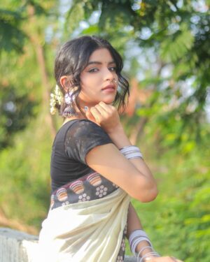 shraddha Gangadhar Pawar Instagram - साडी घालून मिरवण्यात जो आनंद आहे ना
तो दुसर्या कोणत्याच outfit मध्ये नाही.😆🤍
.
.
.
.
Photographer @_abhi__photography___ broo❤️
.
.
.
.
.
.
.
.
.
.
.
.
.
.
.
.
.
.
.
.
.
.
.
.
.
.
#shraddhapawar #instagood #instagram #instalike #instadaily #instamood #photooftheday #photography #photo #photoshoot #picture #pictures #pictureoftheday #saree #sareelove #sareefashion #photographylovers #shraajaans #explore #explorepage #explorar #exploremore #explorepage #viral #viralpost #trend #kbye