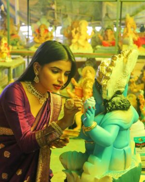 shraddha Gangadhar Pawar Instagram - बाप्पा आले❤️🥹
.
.
.
.
Pictures- @_abhi__photography___ 📸
Murti Kalakar - @atharv_art_hamarapur 🔥
.
.
.
.
.
.
.
.
.
#ganpatibappa #bappa #shraddhapawar #ganpati #bappa #aagman #jayshreemahakal #mahakal #photoshoot #photography #viral #pictures #trending #10million