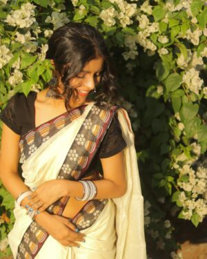 shraddha Gangadhar Pawar Instagram - साडी घालून मिरवण्यात जो आनंद आहे ना
तो दुसर्या कोणत्याच outfit मध्ये नाही.😆🤍
.
.
.
.
Photographer @_abhi__photography___ broo❤️
.
.
.
.
.
.
.
.
.
.
.
.
.
.
.
.
.
.
.
.
.
.
.
.
.
.
#shraddhapawar #instagood #instagram #instalike #instadaily #instamood #photooftheday #photography #photo #photoshoot #picture #pictures #pictureoftheday #saree #sareelove #sareefashion #photographylovers #shraajaans #explore #explorepage #explorar #exploremore #explorepage #viral #viralpost #trend #kbye