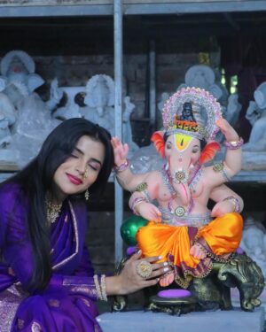 shraddha Gangadhar Pawar Instagram - बाप्पा आले❤️🥹
.
.
.
.
Pictures- @_abhi__photography___ 📸
Murti Kalakar - @atharv_art_hamarapur 🔥
.
.
.
.
.
.
.
.
.
#ganpatibappa #bappa #shraddhapawar #ganpati #bappa #aagman #jayshreemahakal #mahakal #photoshoot #photography #viral #pictures #trending #10million