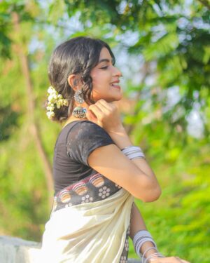 shraddha Gangadhar Pawar Instagram - साडी घालून मिरवण्यात जो आनंद आहे ना
तो दुसर्या कोणत्याच outfit मध्ये नाही.😆🤍
.
.
.
.
Photographer @_abhi__photography___ broo❤️
.
.
.
.
.
.
.
.
.
.
.
.
.
.
.
.
.
.
.
.
.
.
.
.
.
.
#shraddhapawar #instagood #instagram #instalike #instadaily #instamood #photooftheday #photography #photo #photoshoot #picture #pictures #pictureoftheday #saree #sareelove #sareefashion #photographylovers #shraajaans #explore #explorepage #explorar #exploremore #explorepage #viral #viralpost #trend #kbye