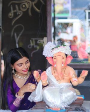 shraddha Gangadhar Pawar Instagram - बाप्पा आले❤️🥹
.
.
.
.
Pictures- @_abhi__photography___ 📸
Murti Kalakar - @atharv_art_hamarapur 🔥
.
.
.
.
.
.
.
.
.
#ganpatibappa #bappa #shraddhapawar #ganpati #bappa #aagman #jayshreemahakal #mahakal #photoshoot #photography #viral #pictures #trending #10million