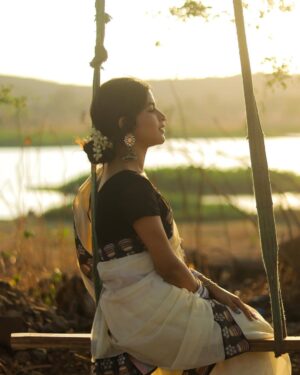 shraddha Gangadhar Pawar Instagram - साडी घालून मिरवण्यात जो आनंद आहे ना
तो दुसर्या कोणत्याच outfit मध्ये नाही.😆🤍
.
.
.
.
Photographer @_abhi__photography___ broo❤️
.
.
.
.
.
.
.
.
.
.
.
.
.
.
.
.
.
.
.
.
.
.
.
.
.
.
#shraddhapawar #instagood #instagram #instalike #instadaily #instamood #photooftheday #photography #photo #photoshoot #picture #pictures #pictureoftheday #saree #sareelove #sareefashion #photographylovers #shraajaans #explore #explorepage #explorar #exploremore #explorepage #viral #viralpost #trend #kbye