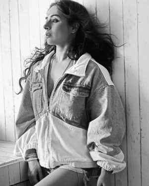shweta mehta Instagram - Portrait session /w @theshwetamehta
Agency @toabhentertainment
Makeup @harshda_mua 
Hair @itsme_arfee 
Stylist @_triza1403 
Team @amtarunkumar_ @dushant_777
Studio @portfolio_mumbai