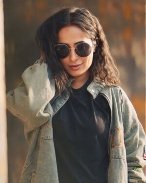 shweta mehta Instagram - Say Hi to short hair! 😋
📸 @akki_paranjape_ 
#TheShwetaMehta #photography #still #shorthair #fashionphotographer #sunrise #bts #cinema #bollywood