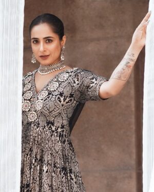 shweta mehta Instagram - The urge to look like this, for him! ♥️
👗 @soniyagofficial 
🎥 @photomaze1 @_dxxnte 
💄 @makeoverbystuti 
📍 @crowneplazatodaygurugram 
💎 @jewelsbysaadiya 
#TheShwetaMehta #woman #indian #traditional #bride #indianwear #wedding #instafashion #fashion #redcarpet