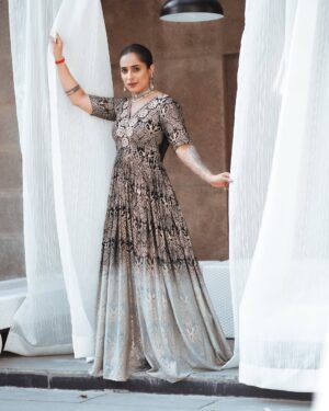 shweta mehta Instagram - The urge to look like this, for him! ♥️
👗 @soniyagofficial 
🎥 @photomaze1 @_dxxnte 
💄 @makeoverbystuti 
📍 @crowneplazatodaygurugram 
💎 @jewelsbysaadiya 
#TheShwetaMehta #woman #indian #traditional #bride #indianwear #wedding #instafashion #fashion #redcarpet