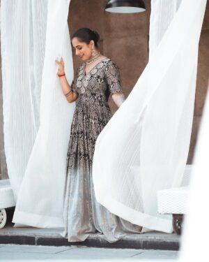 shweta mehta Instagram - The urge to look like this, for him! ♥️
👗 @soniyagofficial 
🎥 @photomaze1 @_dxxnte 
💄 @makeoverbystuti 
📍 @crowneplazatodaygurugram 
💎 @jewelsbysaadiya 
#TheShwetaMehta #woman #indian #traditional #bride #indianwear #wedding #instafashion #fashion #redcarpet