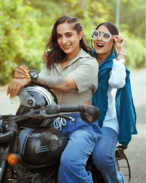 shweta mehta Instagram - New friend in town! 😍
 @theshwetamehta as Myra and @anjali_tatrari as Rumani
On sets or Parindey @thelittlecinemacompany #webseries
#TheShwetaMehta #AnjaliTatrari #friends #dosti #youtube #bts